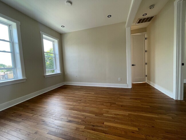4 Warner Ave, Unit 5 in Jersey City, NJ - Foto de edificio - Building Photo