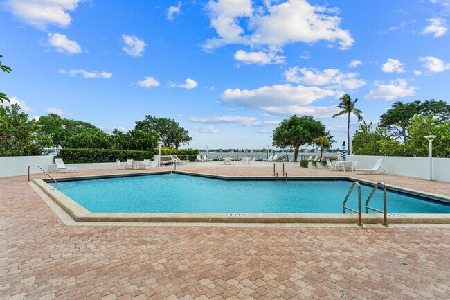 5600 N Flagler Dr in West Palm Beach, FL - Building Photo - Building Photo