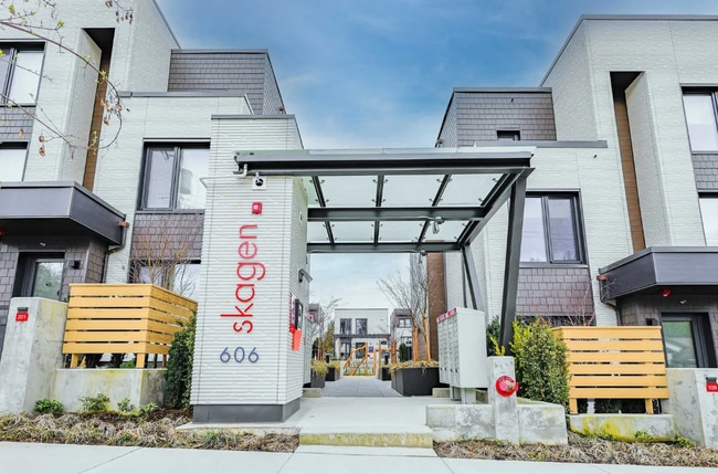 606 Foster Av in Coquitlam, BC - Building Photo - Building Photo