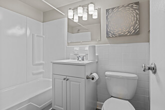 The Grand Hampton At Langley in Hampton, VA - Foto de edificio - Interior Photo