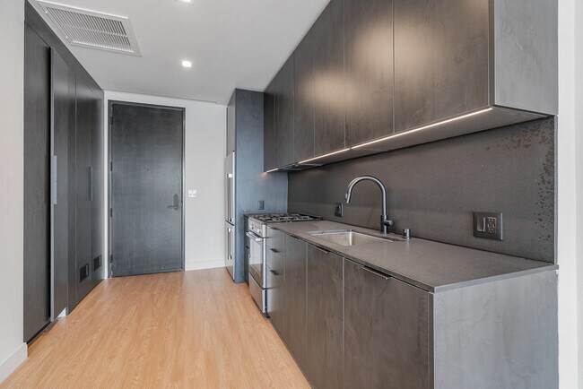 3686 Overland Ave, Unit 622 in Los Angeles, CA - Building Photo - Building Photo