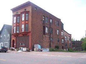 417 Pine St in Calumet, MI - Building Photo