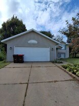 141 Linden Rd in Prescott, WI - Building Photo