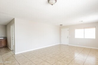 2558 E Broadway Rd in Phoenix, AZ - Building Photo - Building Photo