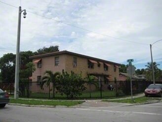 1000 NW 38th St in Miami, FL - Building Photo