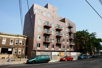 3326 Union St in Flushing, NY - Building Photo - Building Photo