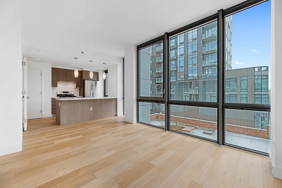 41-22 24th St in Queens, NY - Building Photo