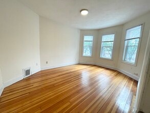 27 Edison Grn, Unit 2T in Boston, MA - Foto de edificio - Building Photo