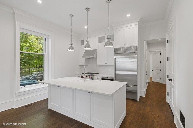 1300 N Ritchie Ct in Chicago, IL - Building Photo - Building Photo