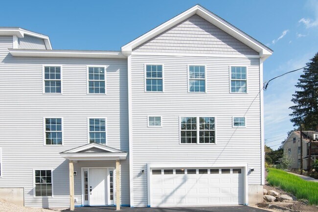575 Hall St in Manchester, NH - Building Photo - Building Photo