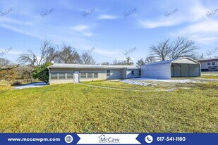 1309 Oakridge Rd in Azle, TX - Building Photo