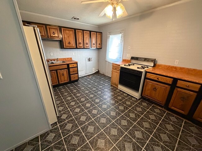 1605 Crestview Dr in Danville, IL - Building Photo - Building Photo