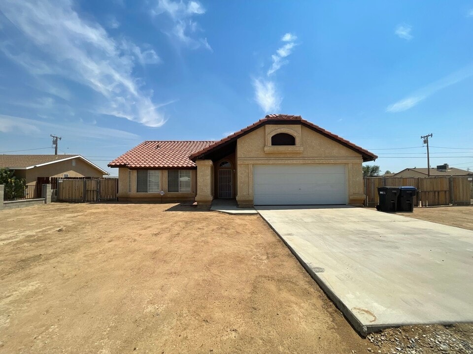 8500 Ironwood Ave in California City, CA - Building Photo