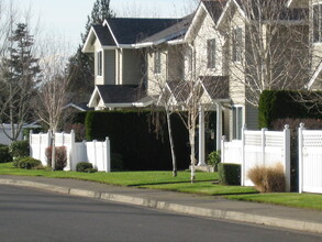 Triple Crown Apartments & Townhomes in Salem, OR - Foto de edificio - Building Photo