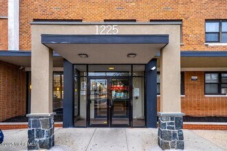 1225 John F. Kennedy Blvd in Bayonne, NJ - Foto de edificio - Building Photo