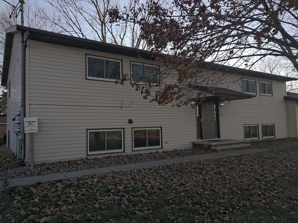 401 Moasis Dr, Unit Apt 1 in Little Chute, WI - Building Photo