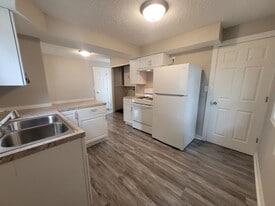 3220 E University Ave in Des Moines, IA - Building Photo