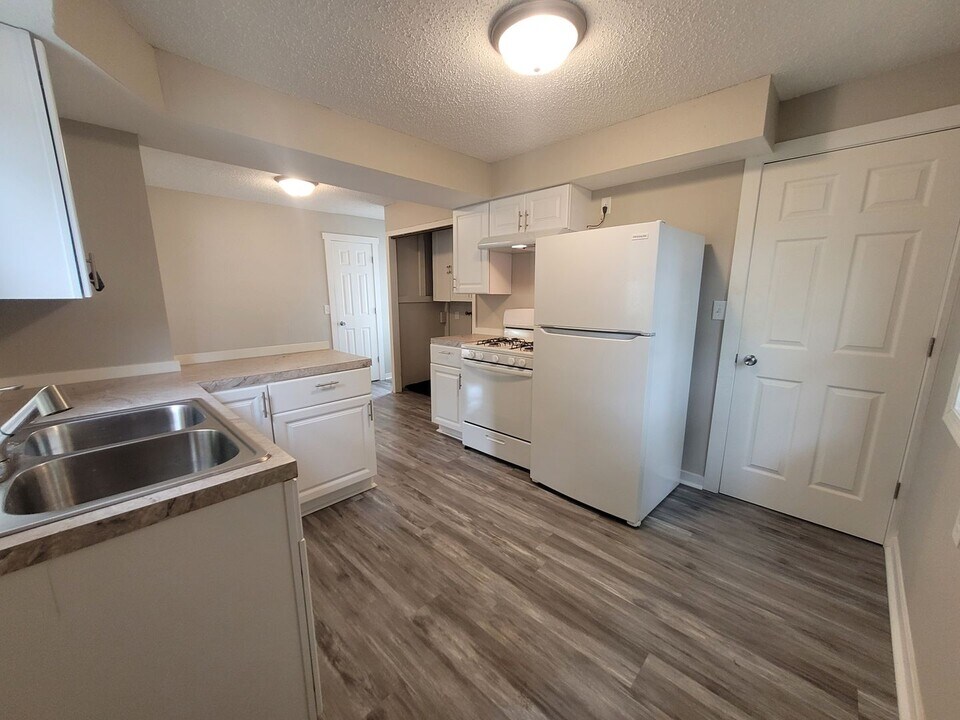 3220 E University Ave in Des Moines, IA - Building Photo