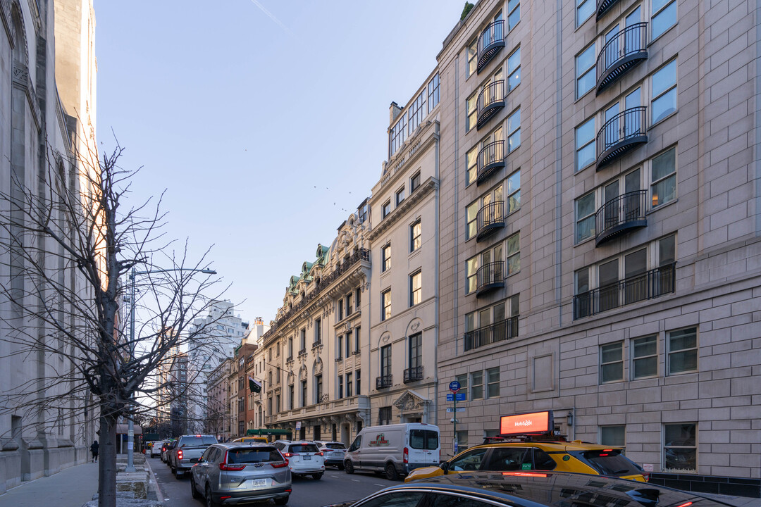 4 E 65th St in New York, NY - Building Photo