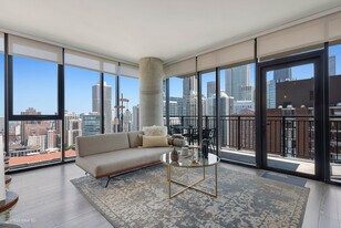 833 N Clark St in Chicago, IL - Building Photo