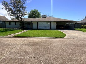 901 Fair Oaks Ln in Lake Charles, LA - Building Photo
