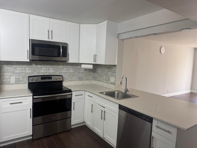 4871 Lake Aljaro Lk in Riviera Beach, FL - Building Photo - Building Photo