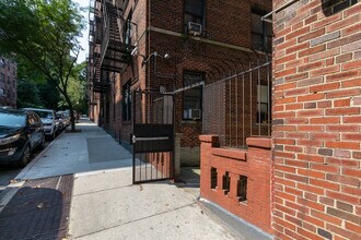 2 Ellwood St in New York, NY - Building Photo - Building Photo