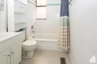 3521 N Wilton Ave, Unit 2F in Chicago, IL - Foto de edificio - Building Photo