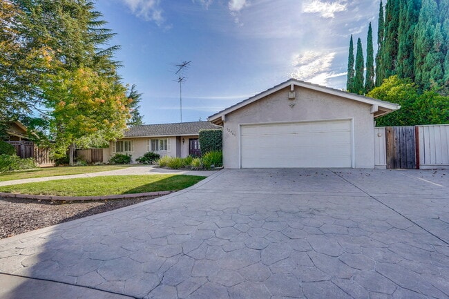 12261 Viewoak Dr in Saratoga, CA - Building Photo - Building Photo