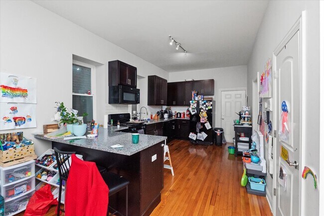 2341 W Montana St, Unit 1F in Chicago, IL - Foto de edificio - Building Photo
