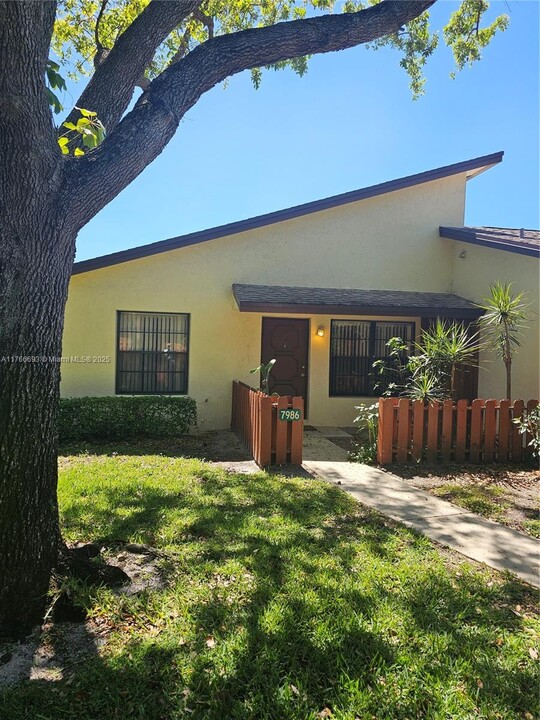 7986 SE Villa Cir in Hobe Sound, FL - Building Photo