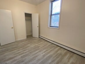 114 Center St in Clifton, NJ - Foto de edificio - Building Photo