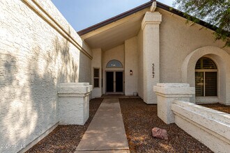 5247 E Paradise Ln in Scottsdale, AZ - Building Photo - Building Photo