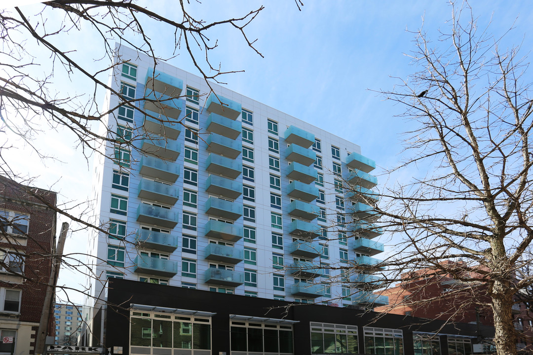 The East West Tower in Flushing, NY - Foto de edificio