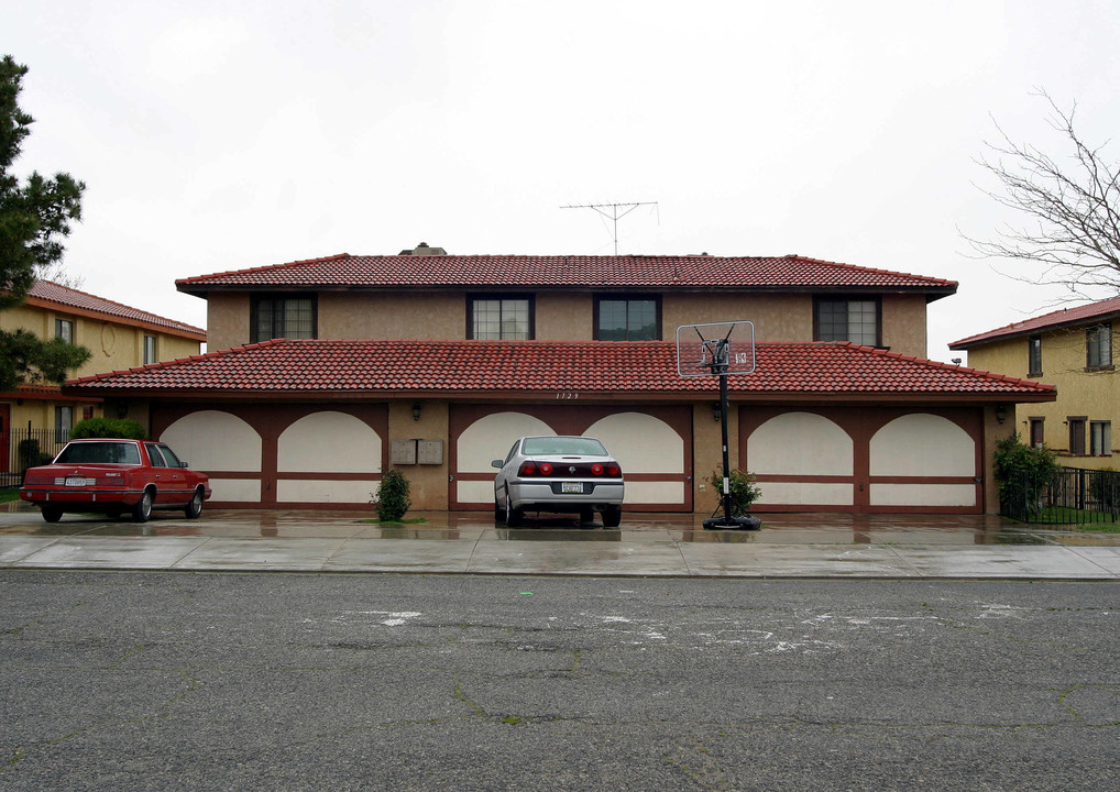 1729 W Avenue J-15 in Lancaster, CA - Building Photo