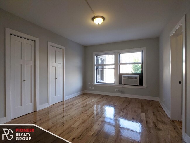 532 W Arlington Pl, Unit 1 in Chicago, IL - Building Photo - Building Photo