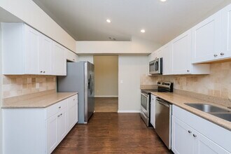 4551 Oak River Cir in Valrico, FL - Building Photo - Building Photo