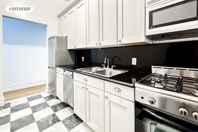 321 Columbus Ave in New York, NY - Building Photo - Building Photo