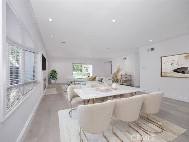 21555 Mulholland Dr in Los Angeles, CA - Building Photo - Building Photo