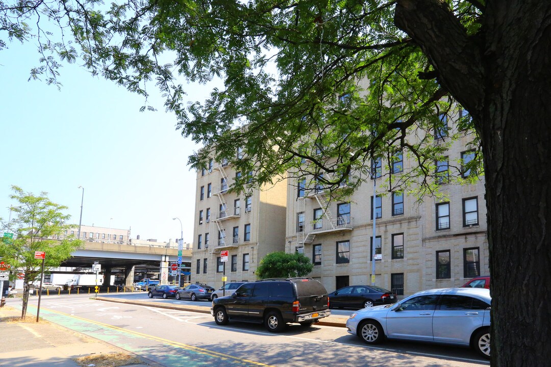 9 Cabrini Blvd in New York, NY - Building Photo