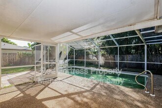 4706 Mi Casa Ct in Ft. Myers, FL - Foto de edificio - Building Photo