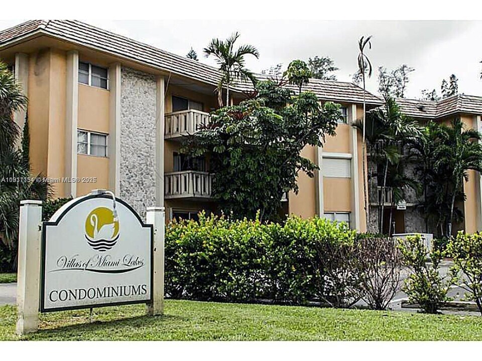 7430 Miami Lakes Dr in Miami Lakes, FL - Foto de edificio