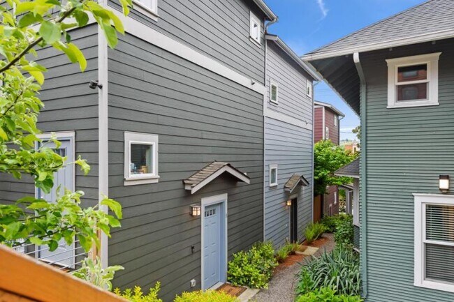 property at 2042 Franklin Ave E