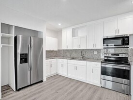 8113 NW 92nd Terrace in Tamarac, FL - Building Photo