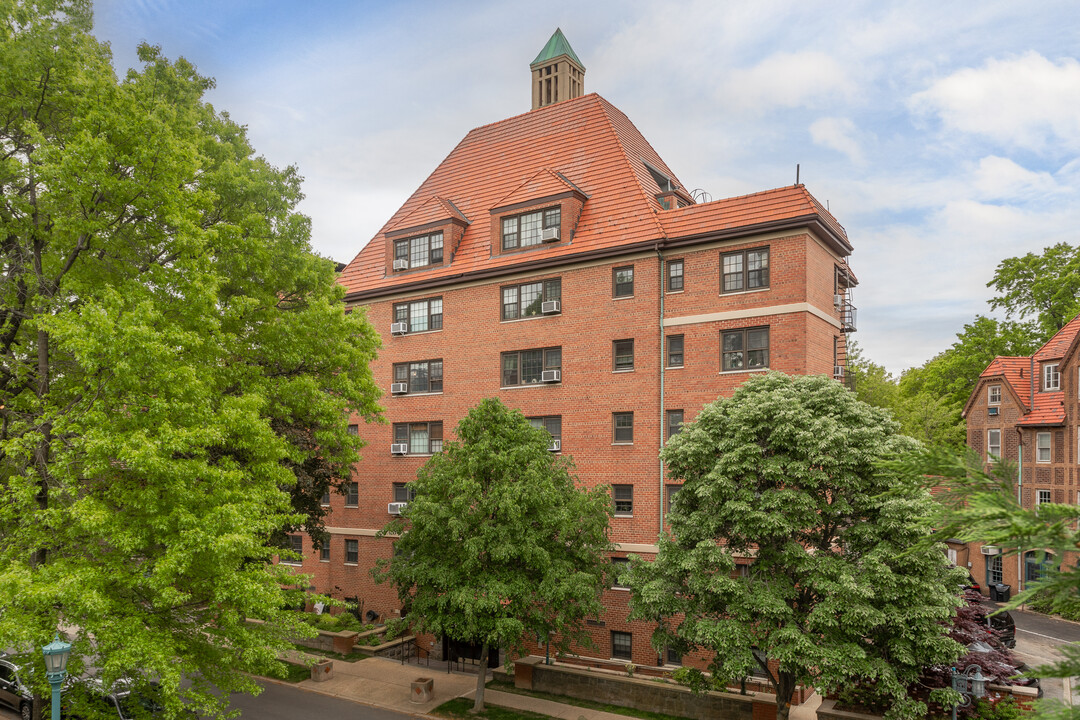 7130 Burns St in Forest Hills, NY - Building Photo