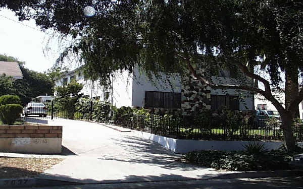 3043 Hollister Ave in Los Angeles, CA - Foto de edificio