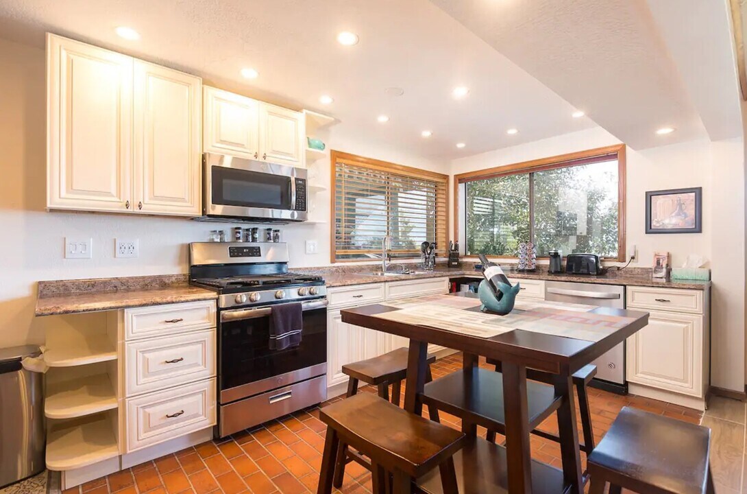 3923 Diamond Point Rd, Unit A in Sequim, WA - Building Photo