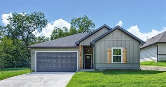 326 W Day St in Denison, TX - Building Photo