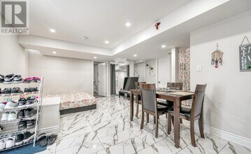 33 Ezra Cres in Brampton, ON - Building Photo - Building Photo