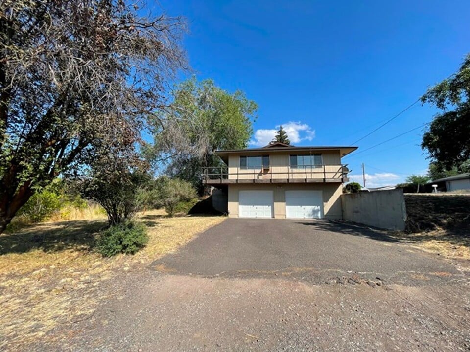 805 Lytton St in Klamath Falls, OR - Building Photo